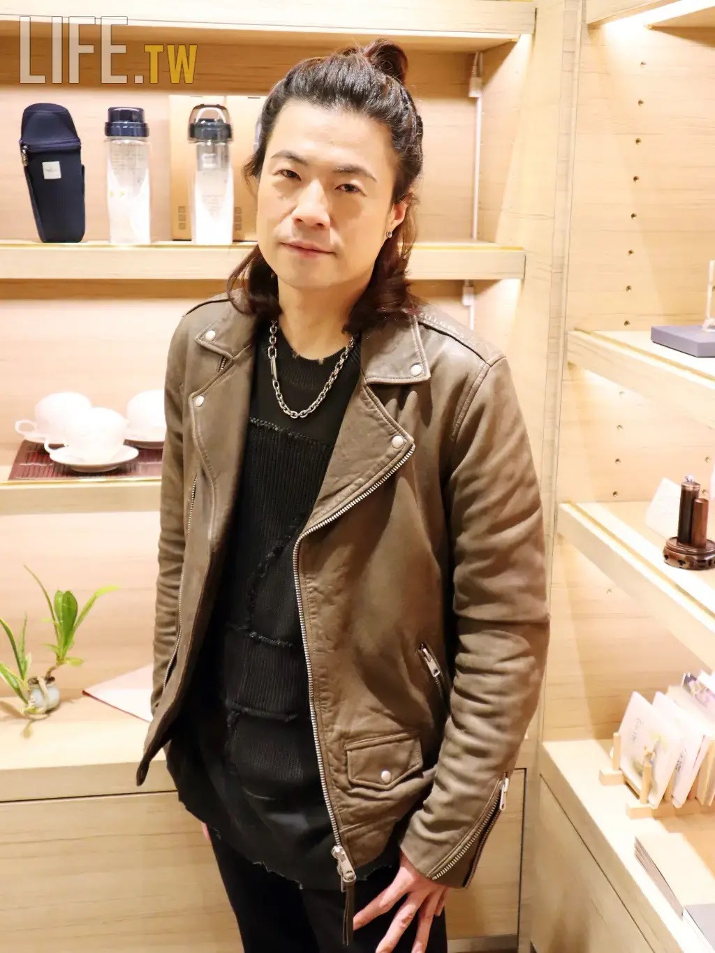 李其燊回憶:「10歲的時候在寫暑假作業,發現字裡行間有東西跑來跑去,甚至看到磁磚縫隙中看到有蟲子在爬。」/LIFE 生活網記者 郭懿慧攝影