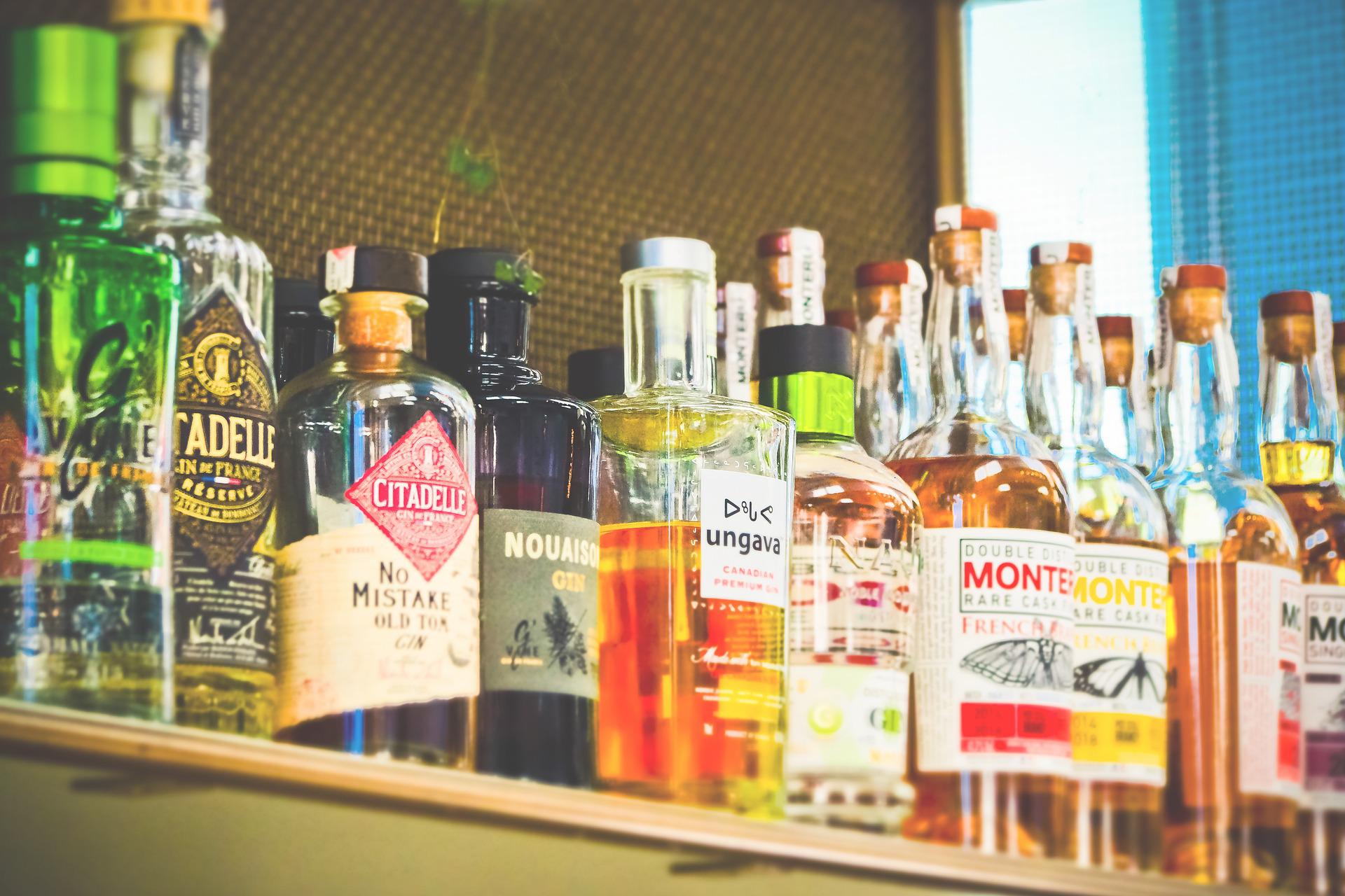 https://pixabay.com/photos/bottles-alcohol-drinks-bar-liquor-3623317/