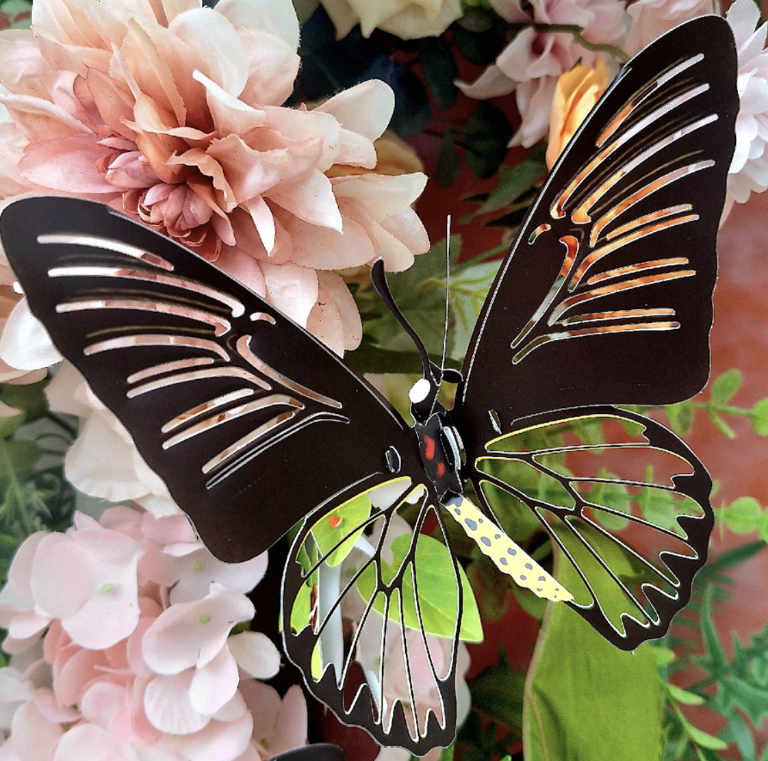 成美文化園攜手紙雕藝術大師洪新富，共同打造大型藝術裝置展——《廊道裡的昆蟲派對》。（成美文化園提供）