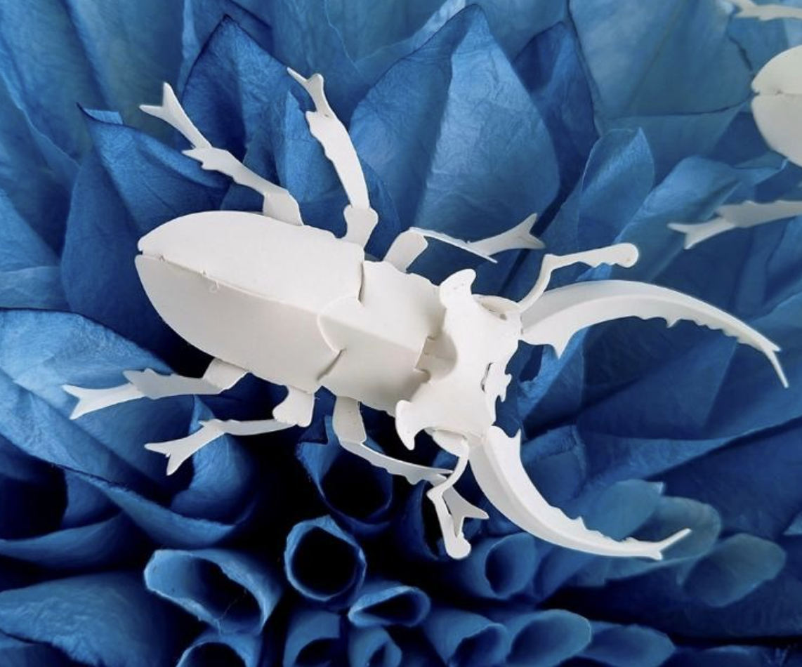 成美文化園攜手紙雕藝術大師洪新富，共同打造大型藝術裝置展——《廊道裡的昆蟲派對》。（成美文化園提供）